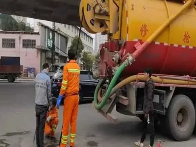 太仓城厢镇清理污泥池